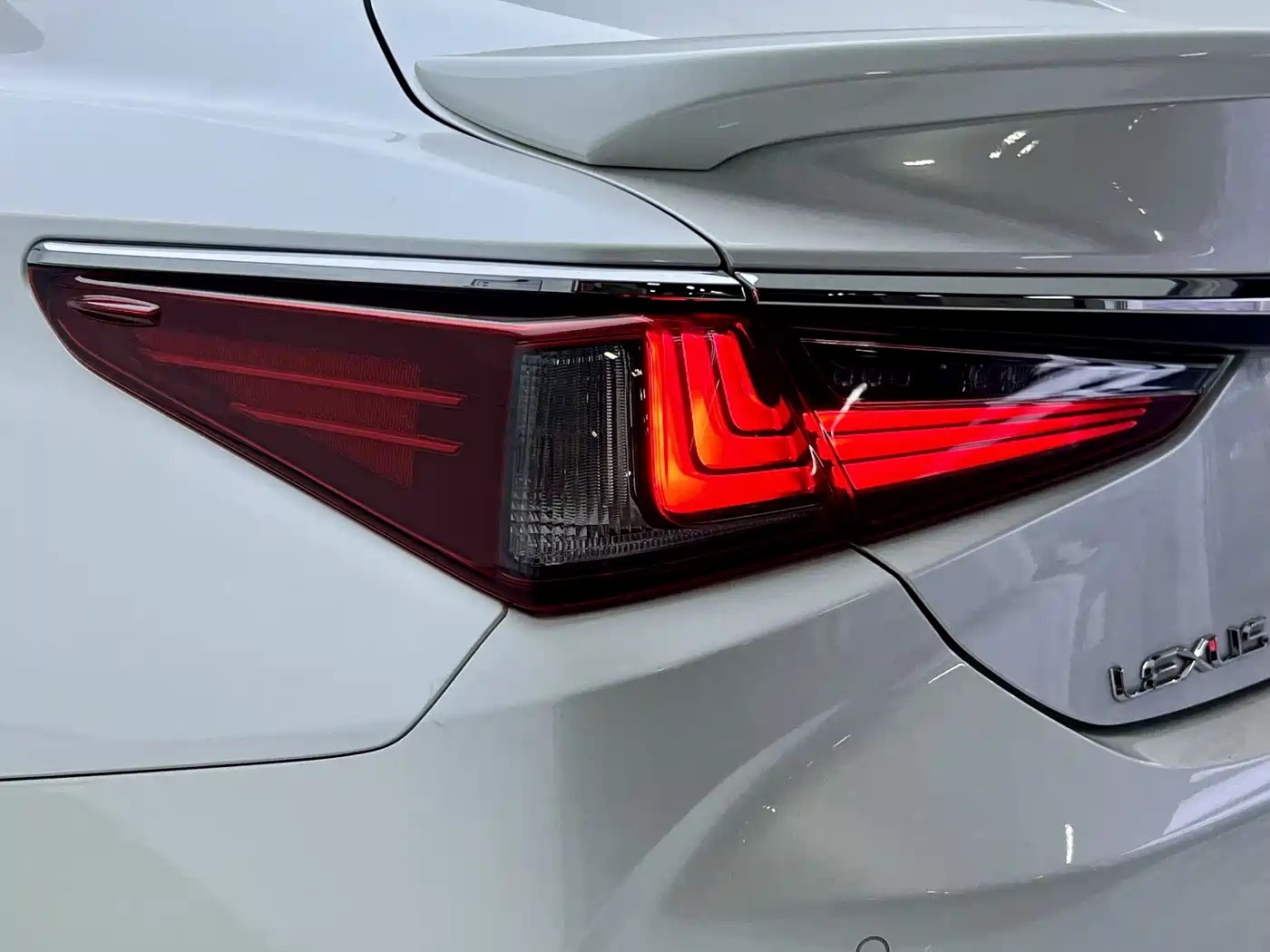 Lexus ES 2018 300h Excellence Edition China V фото 17