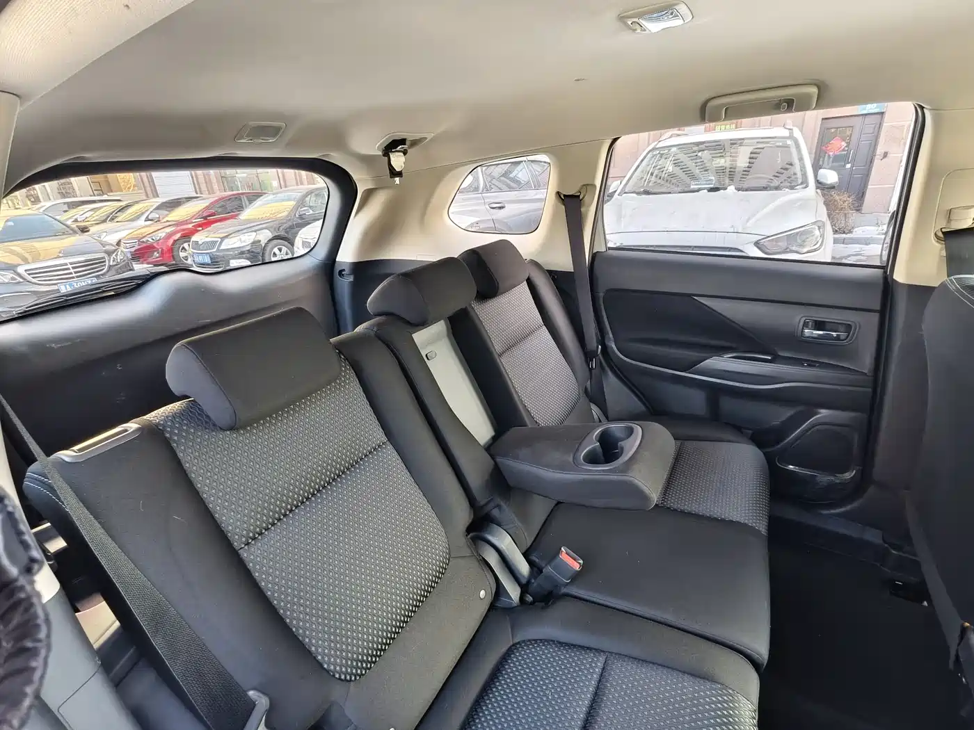 MITSUBISHI OUTLANDER