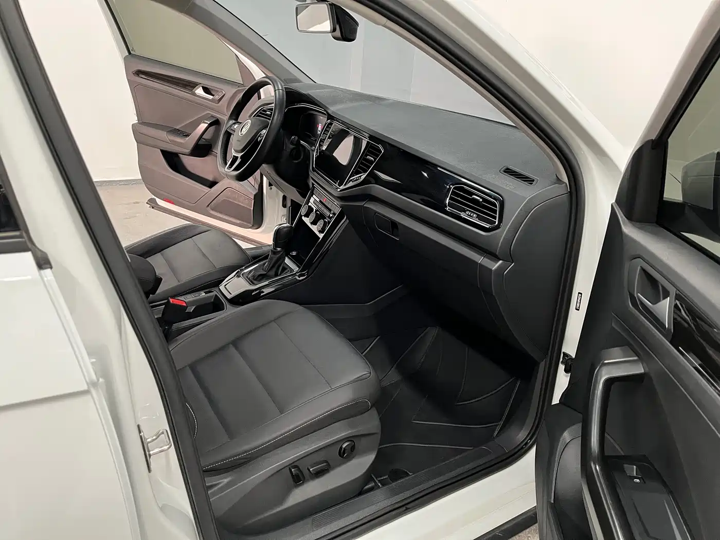 VOLKSWAGEN T ROC EXPLORING SONGS