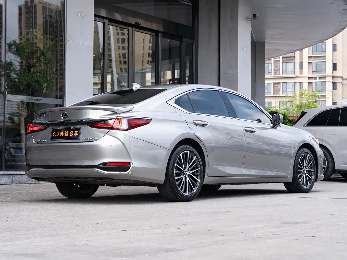 Lexus ES 2022 300h Ultimate Edition фото 3