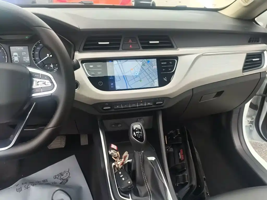 Фото 13 - Geely Vision X3