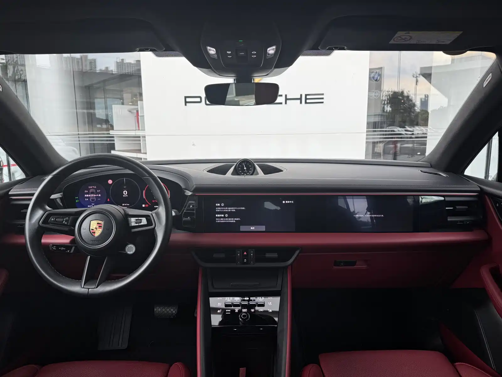 Фото 16 - Porsche Macan EV