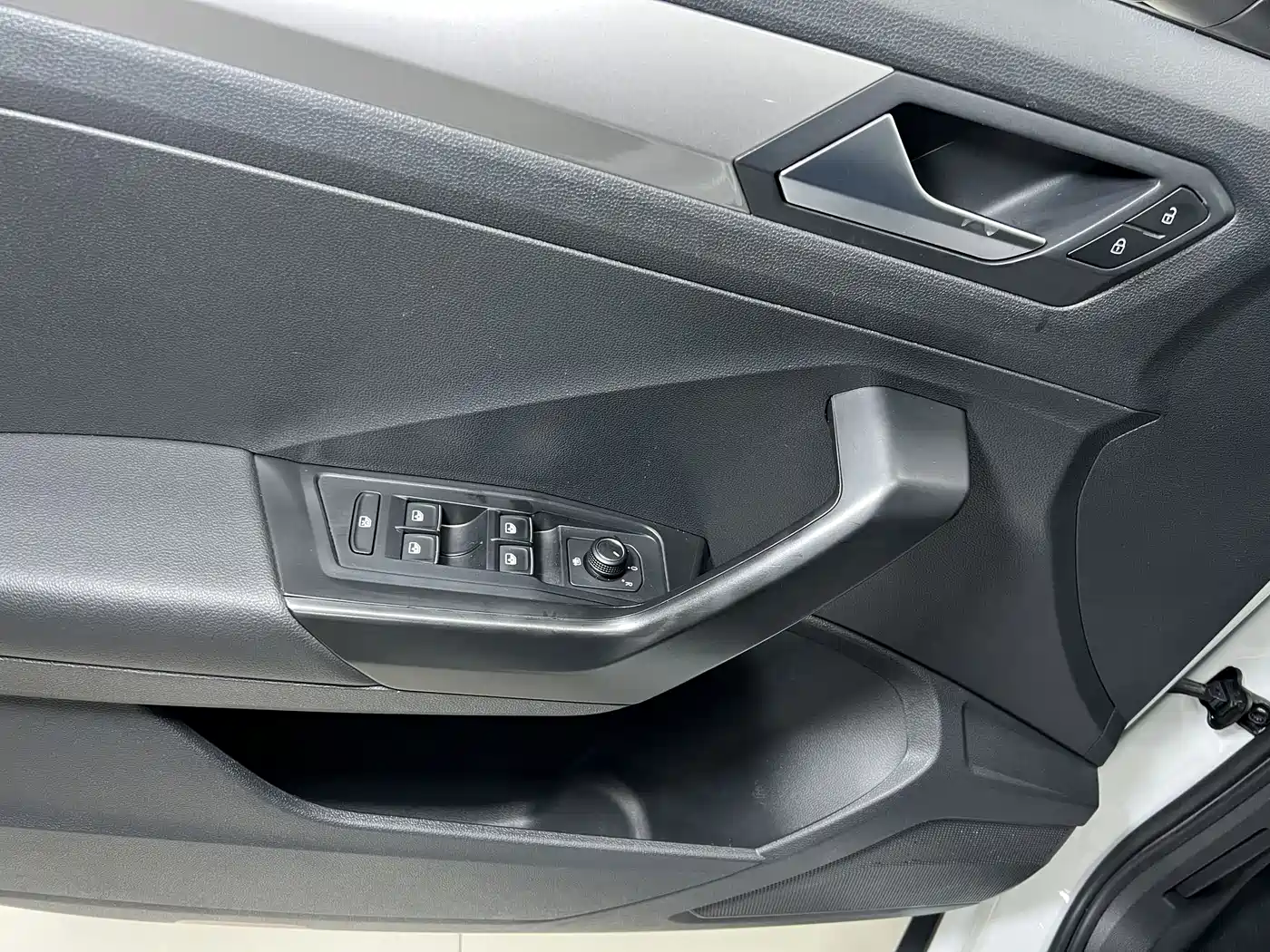 VOLKSWAGEN T ROC EXPLORING SONGS