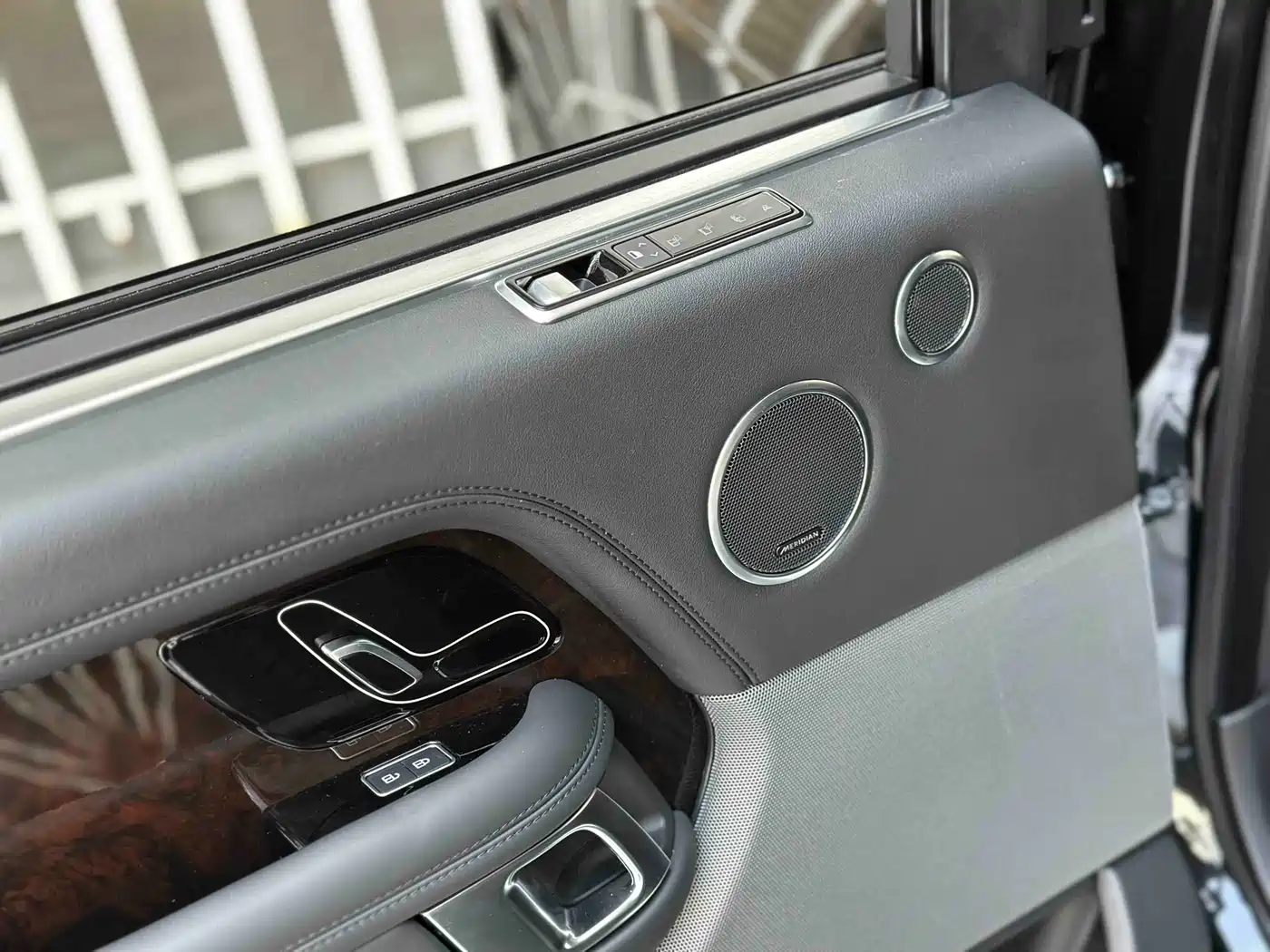 Land Rover Range Rover 2021 3.0 L6 Heritage Extended Classic Edition фото 14
