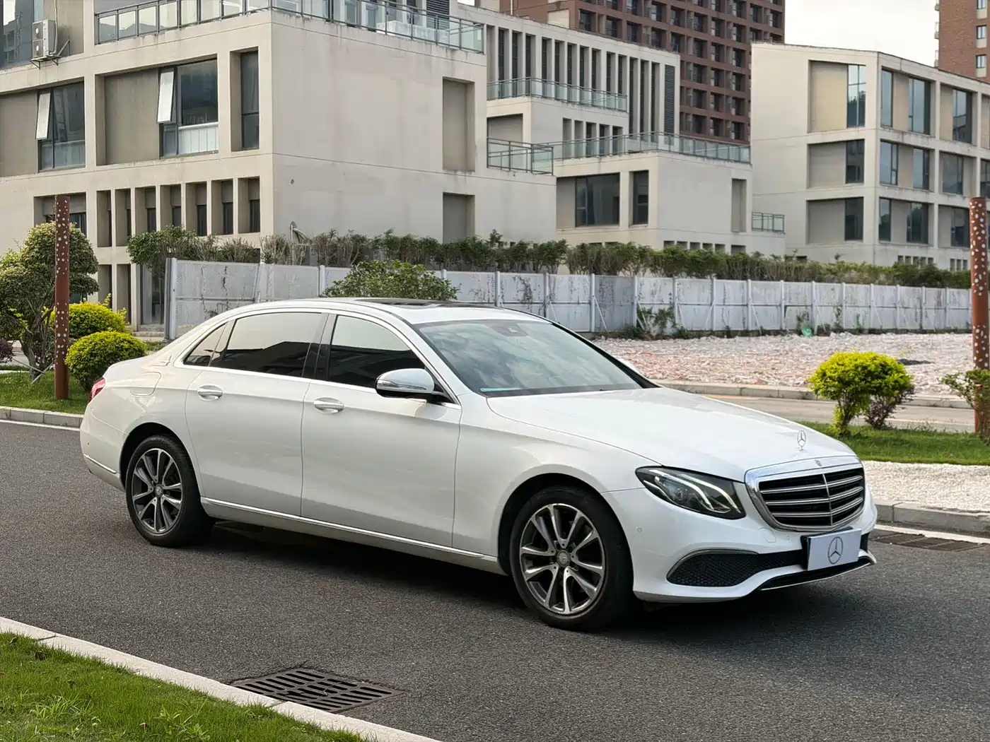 Mercedes-Benz E-Class 2017 E 200 L 4MATIC фото 3