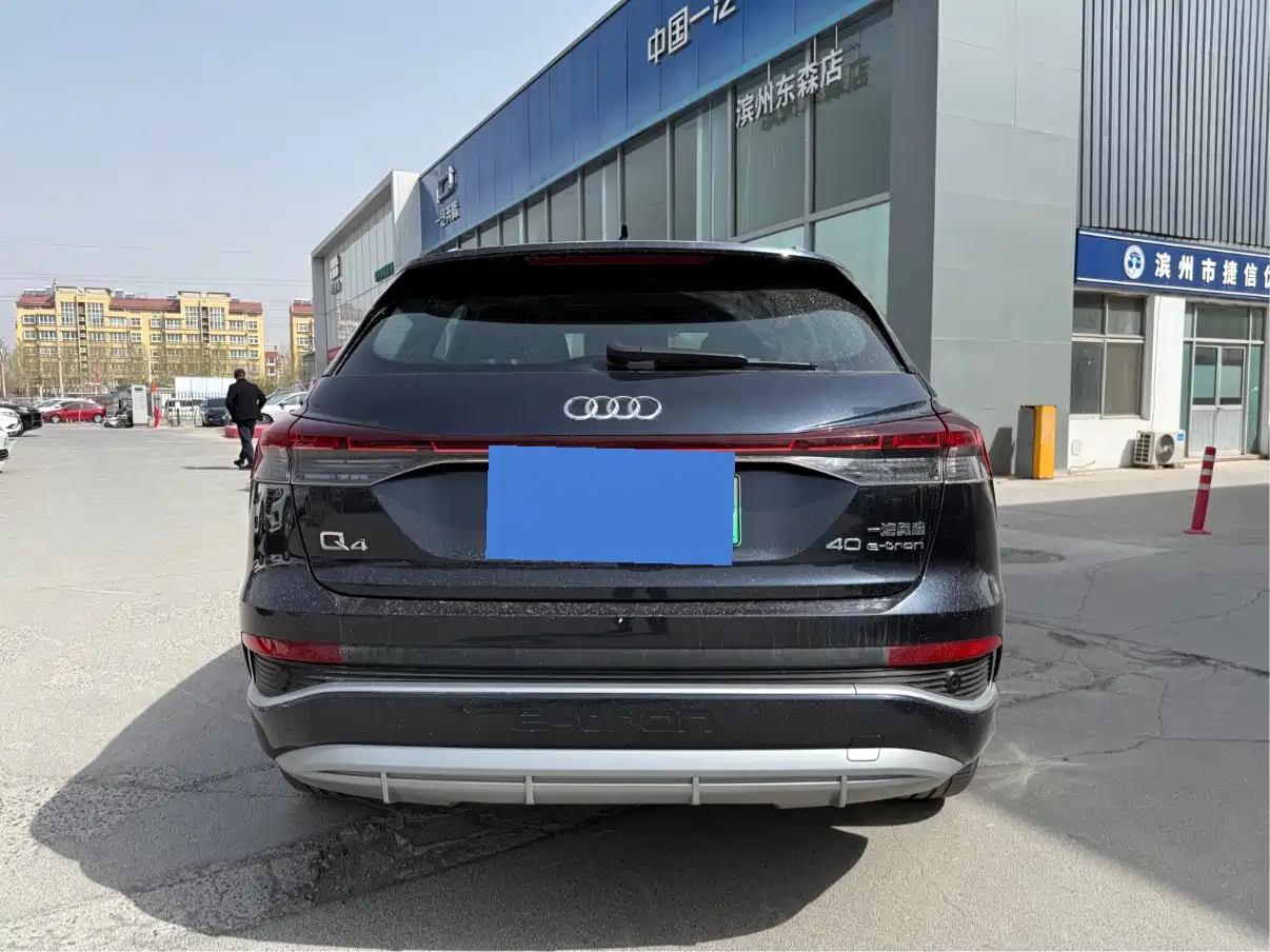AUDI Q4 E TRON