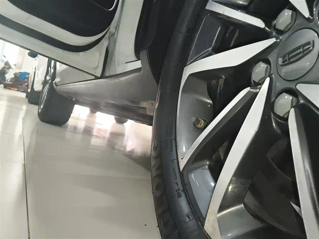 Фото 21 - Geely Coolray