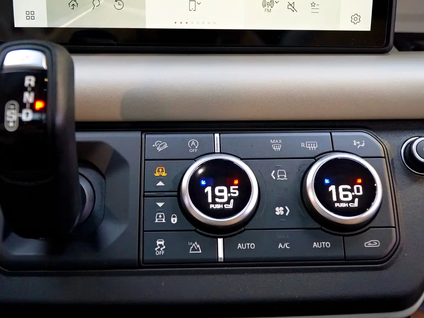 Land Rover Defender 2020 Model 110 P400 HSE фото 17