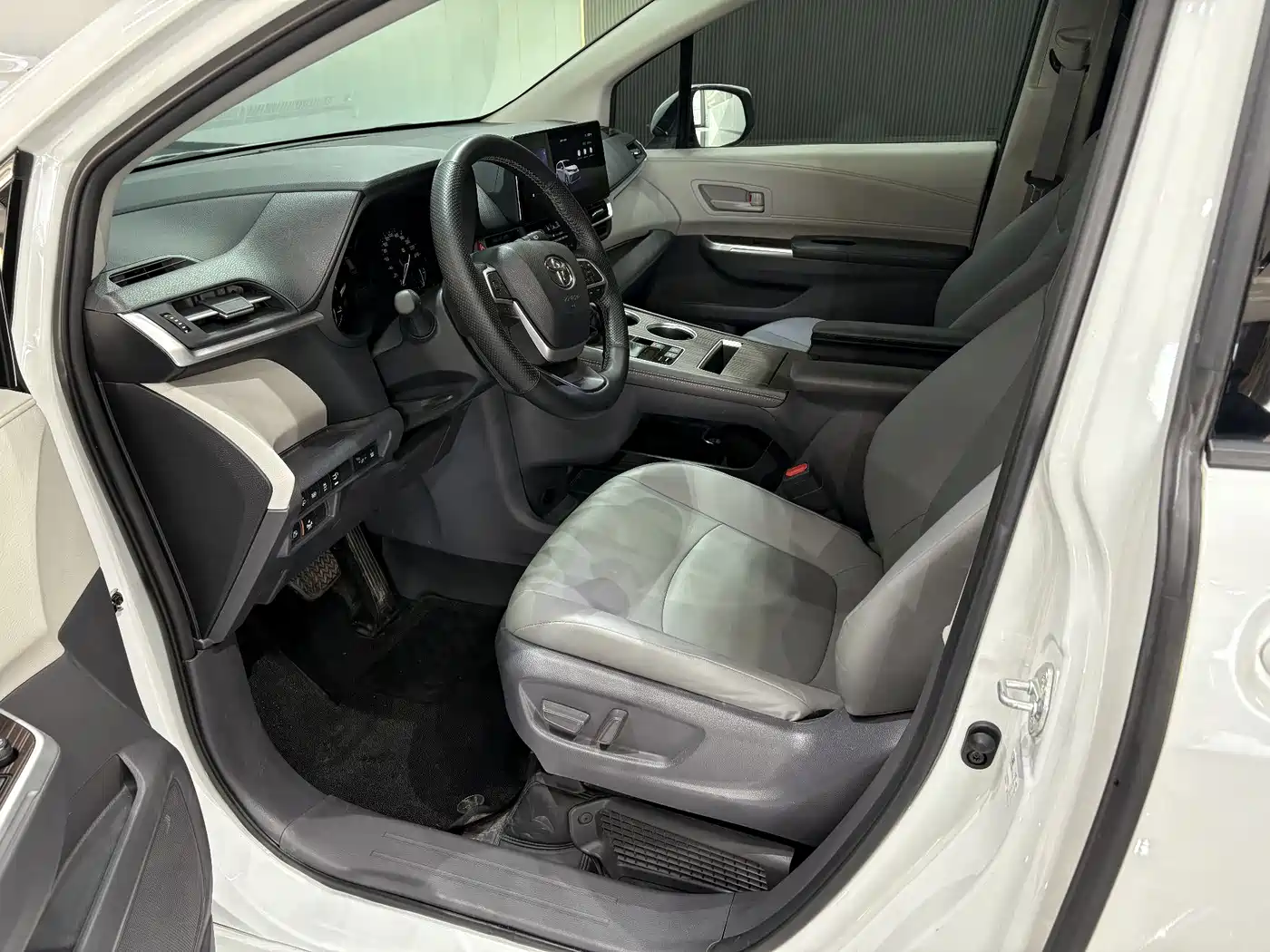 Toyota Granvia 2024 2.5L Hybrid Comfort фото 16