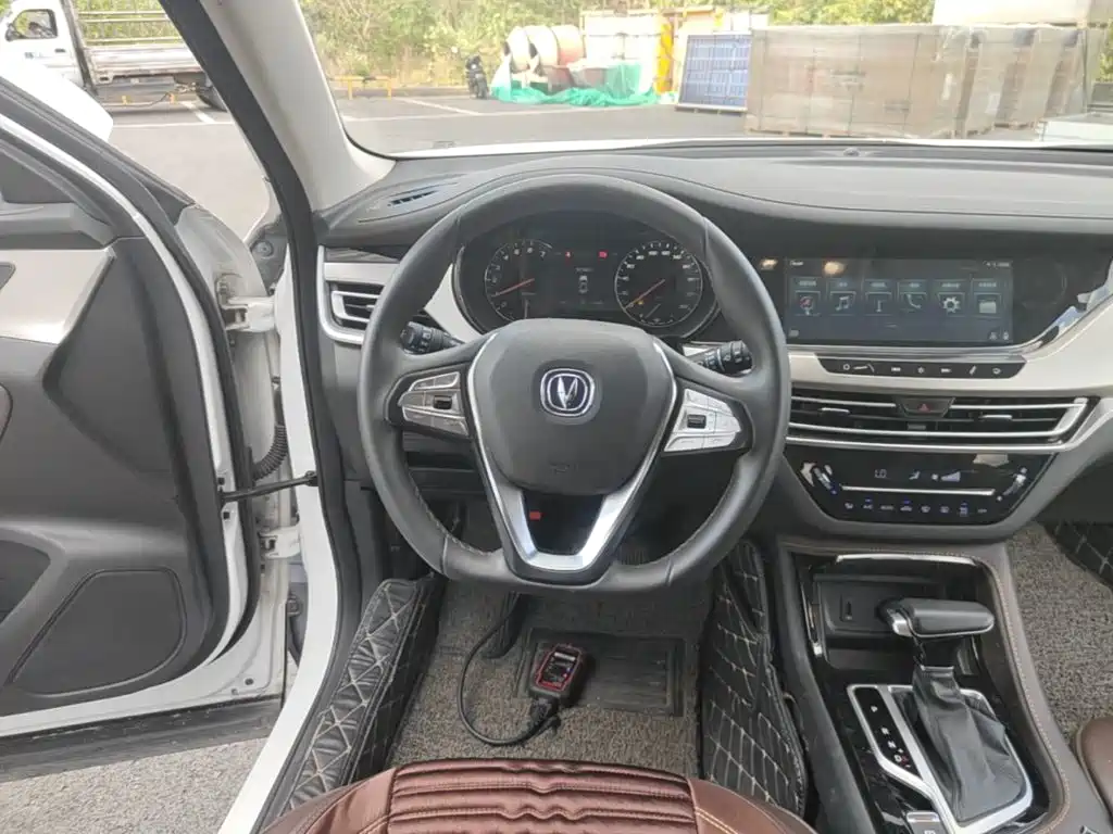Фото 11 - Changan CS35 PLUS
