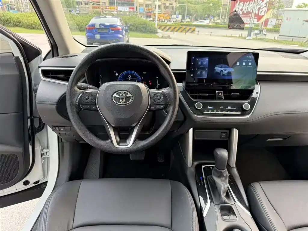 Toyota Frontlander 2023 2.0L CVT Leading Edition фото 4
