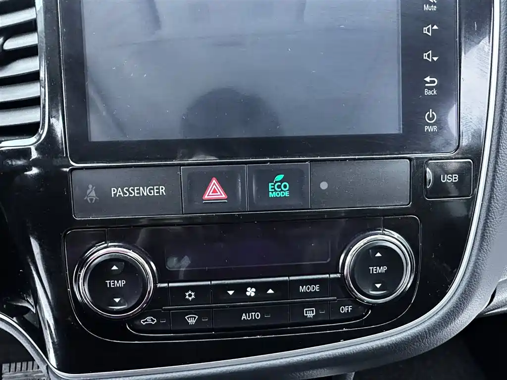 MITSUBISHI OUTLANDER