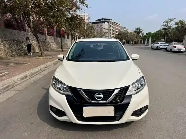 NISSAN TIIDA