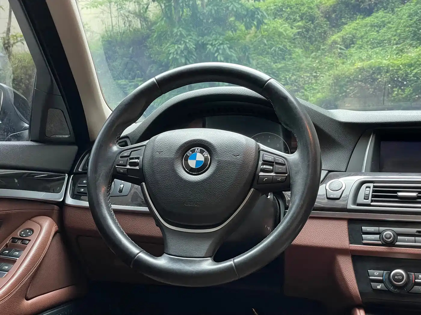 BMW 5 Series 2014 528Li Leading Edition фото 18