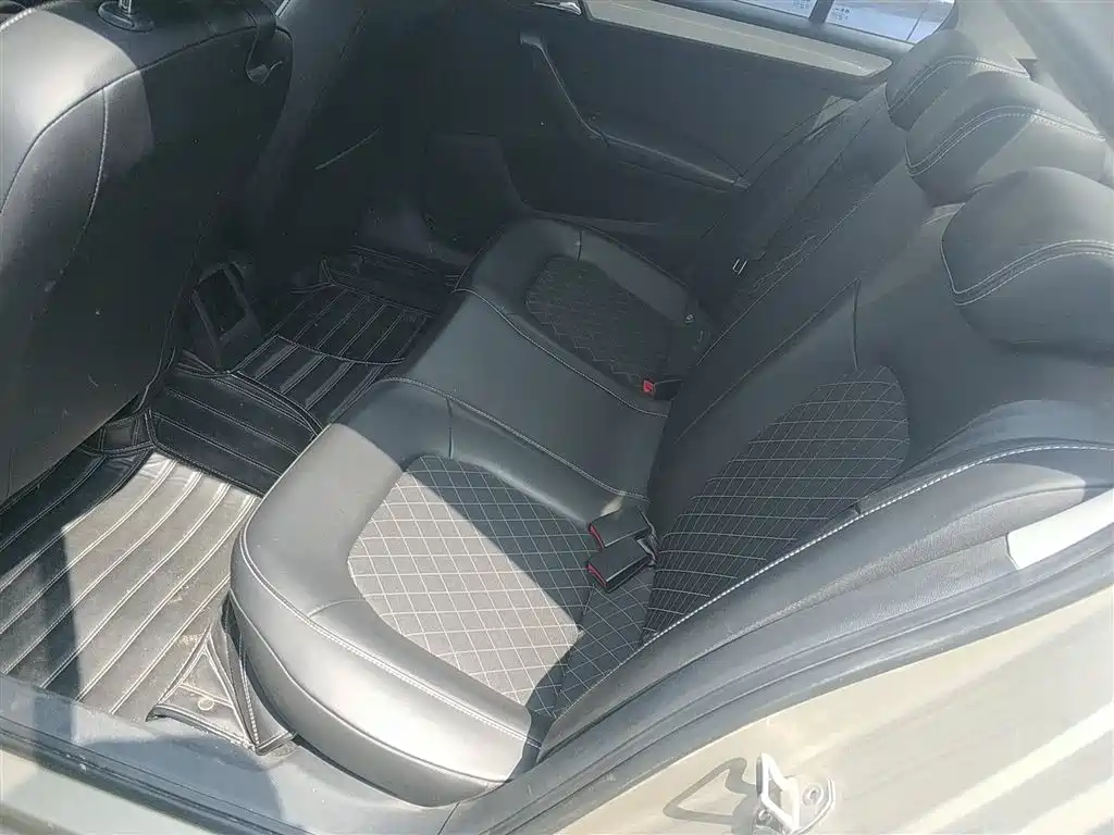 Škoda Rapid 2018 1.6L Automatic Comfort Edition фото 13
