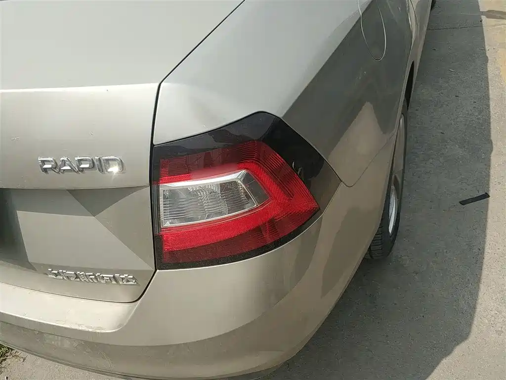 Škoda Rapid 2018 1.6L Automatic Comfort Edition фото 24