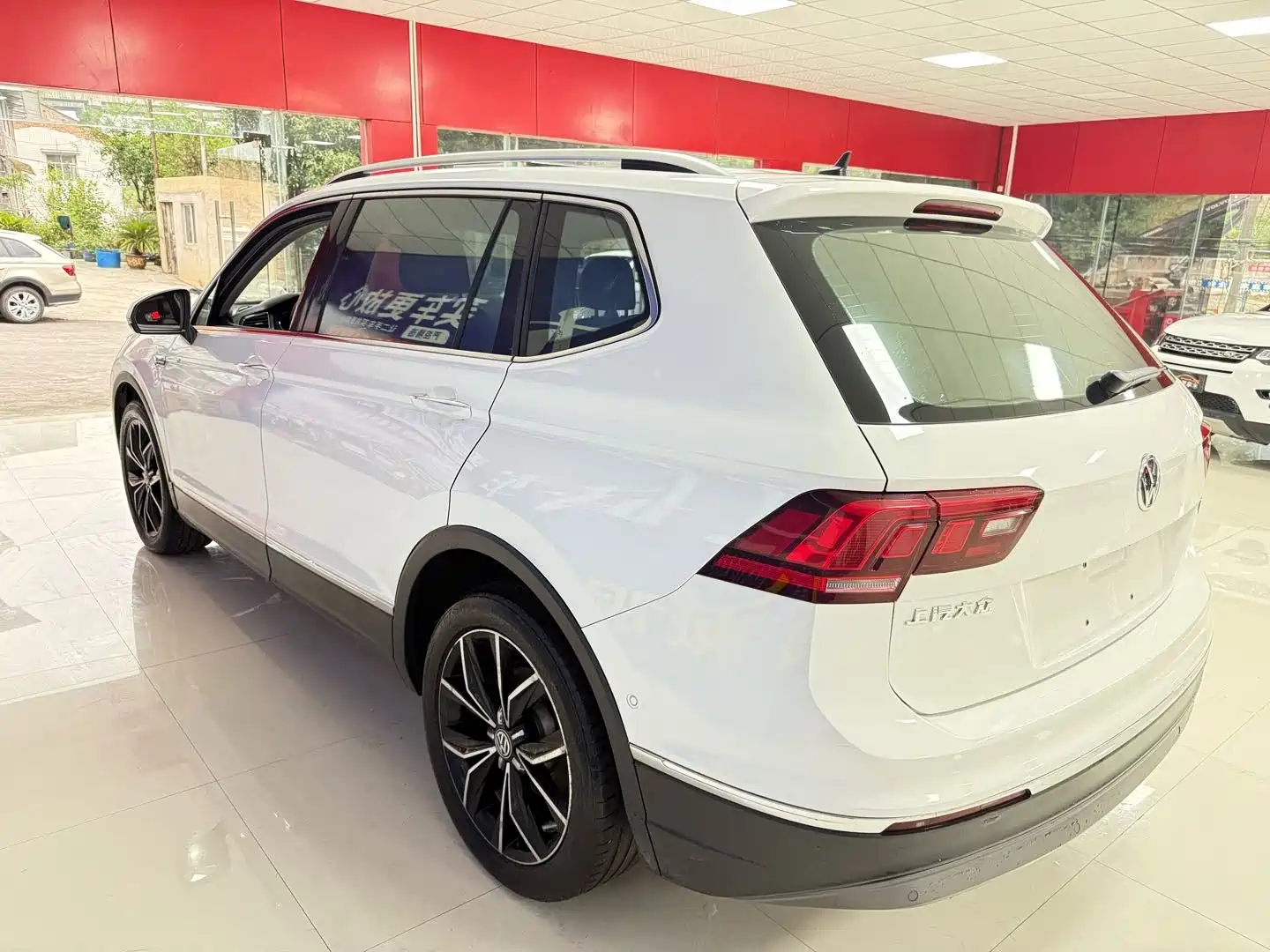 Фото 9 - Volkswagen Tiguan L