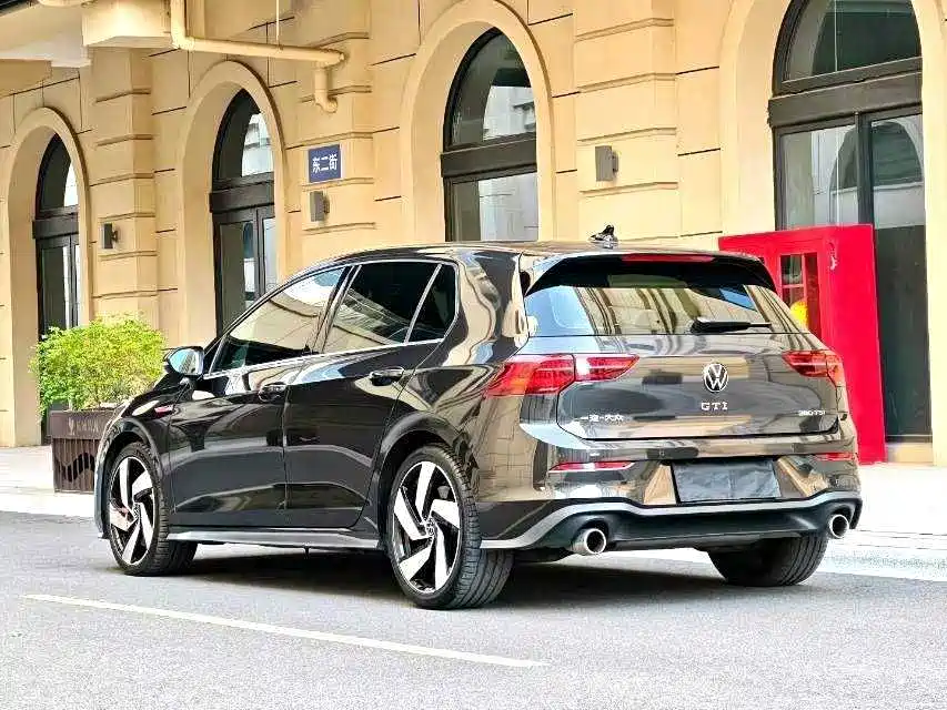Фото 9 - Volkswagen Golf GTI