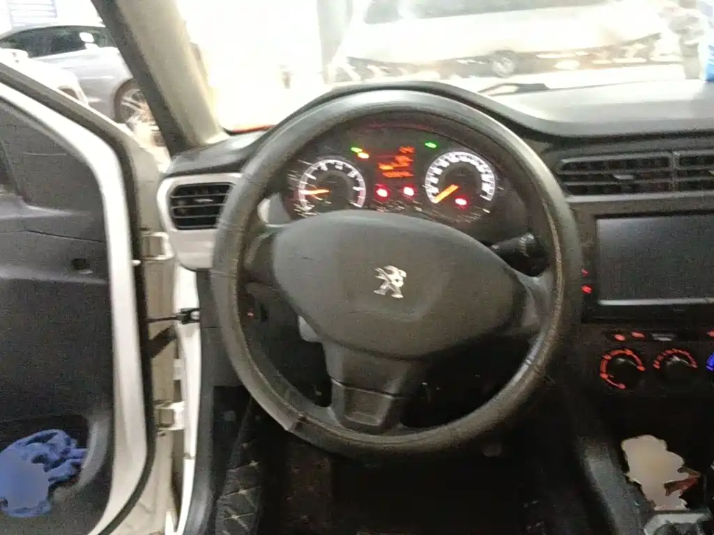 Peugeot 301 2015 2014 1.6L Manual Comfort Edition