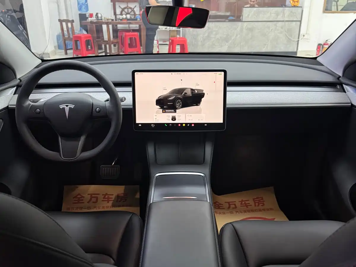 TESLA MODEL Y