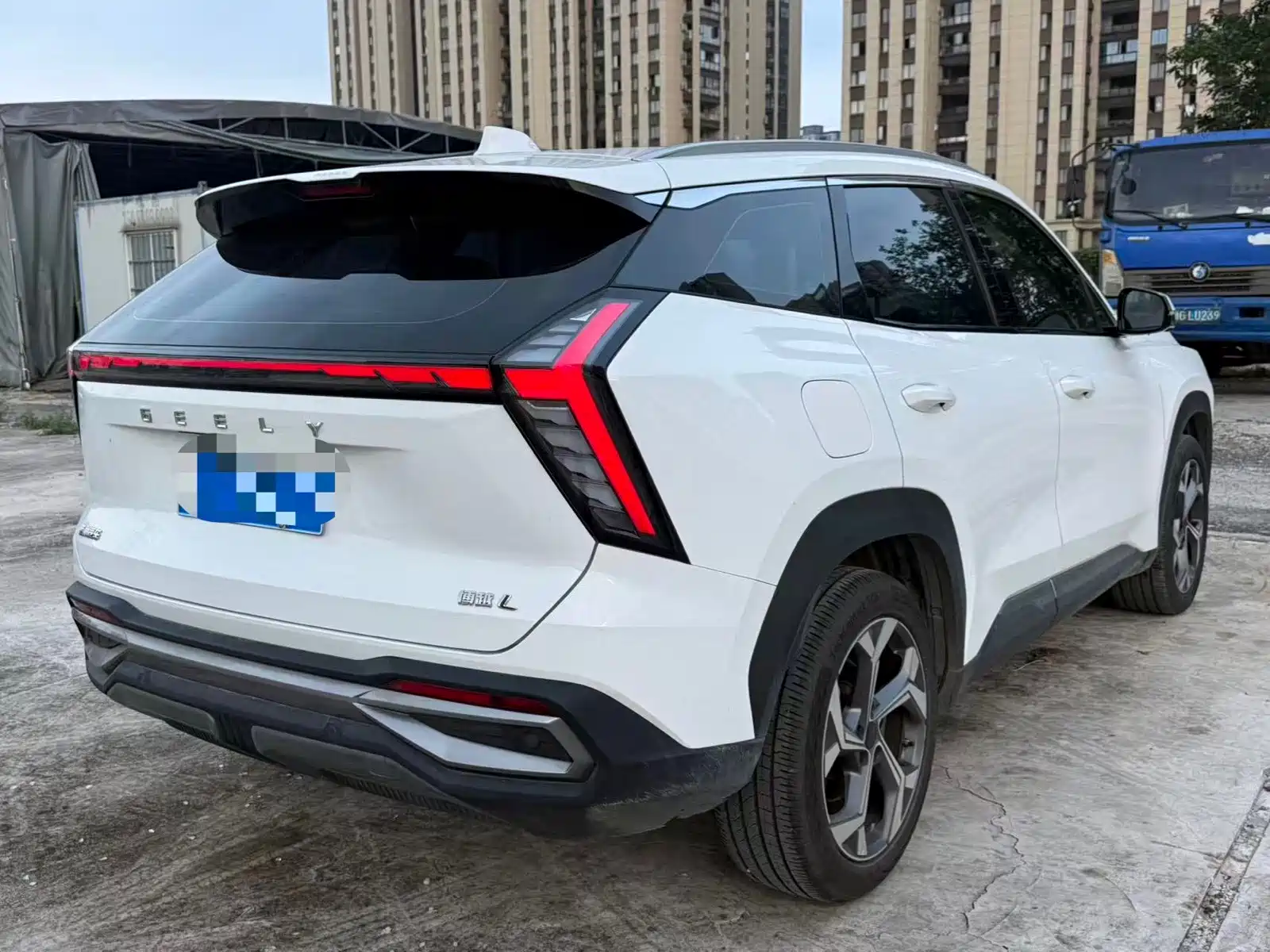 Фото 17 - Geely Atlas L