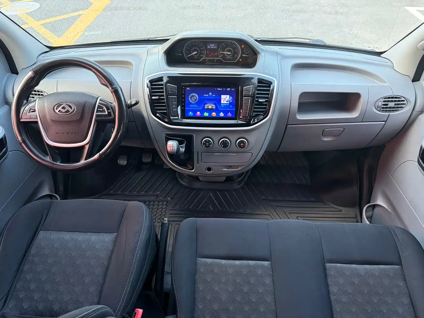 SAIC Maxus Xintu V80 2019 Model 2.5T Classic 6-speed manual Aoyuntong short wheelbase medium roof 5/6-seater фото 4