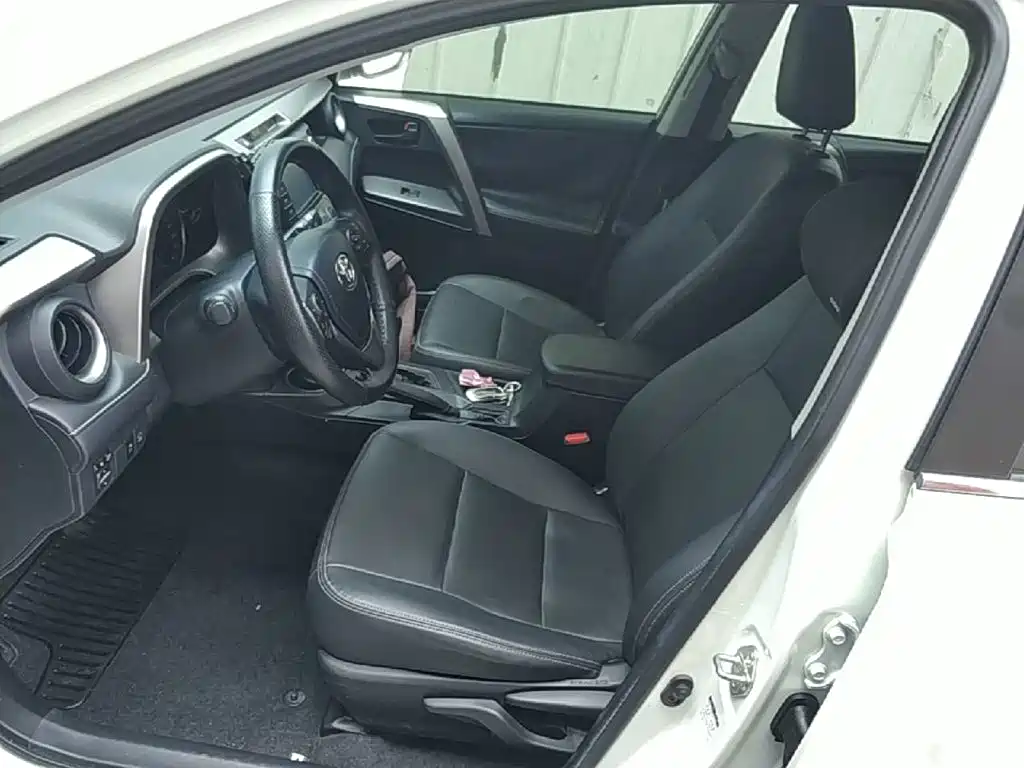 Photo 15 - Toyota RAV4