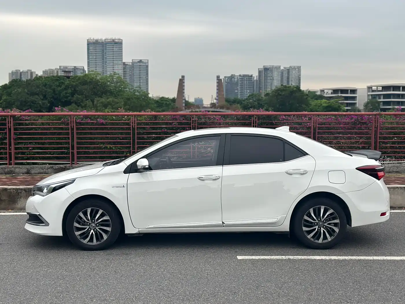 Toyota Corolla 2016 Dual Hybrid 1.8L E-CVT Elite Edition фото 3