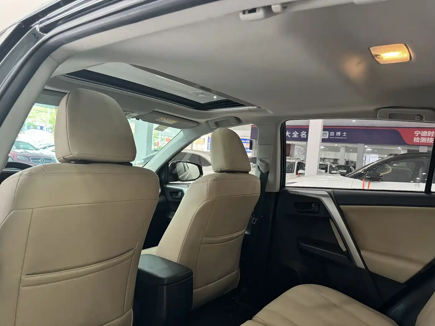 Toyota RAV4 Rongfang 2016 2.0L CVT 2WD Trend (China V) фото 6