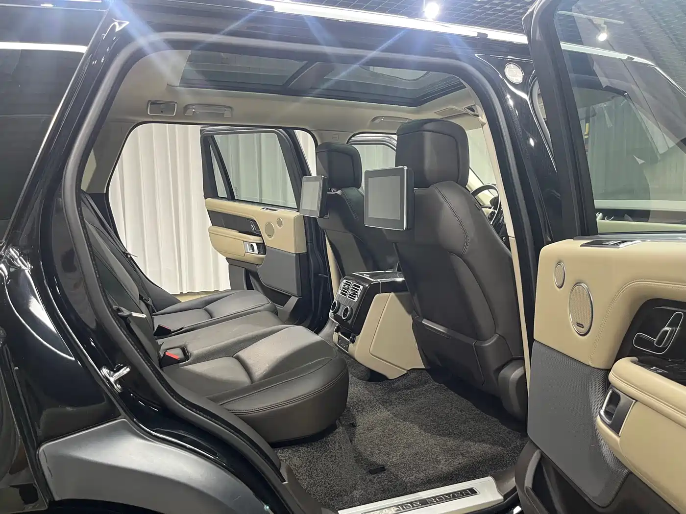 Land Rover Range Rover 2022 3.0 L6 400PS Heritage Extended Classic Edition фото 11