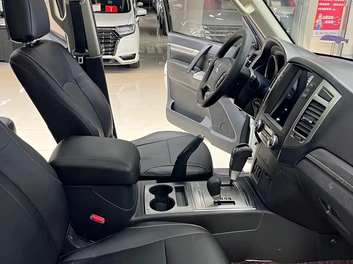 Mitsubishi Pajero (Import) 2016 3.0L Automatic Standard (China V) фото 11