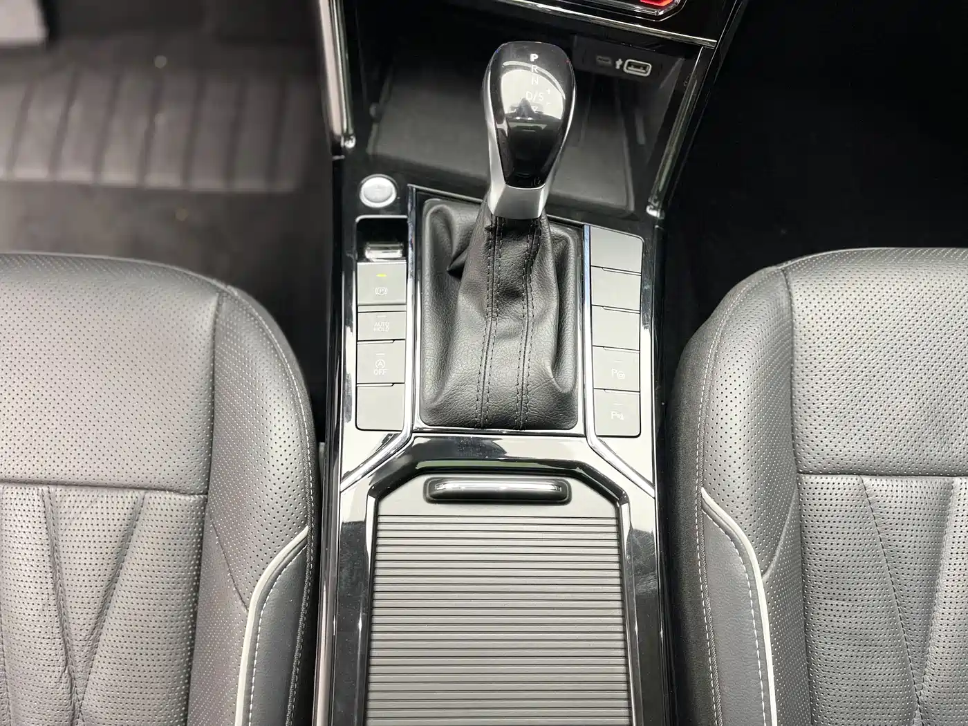 Volkswagen Passat 2022 330TSI Luxury Edition фото 23