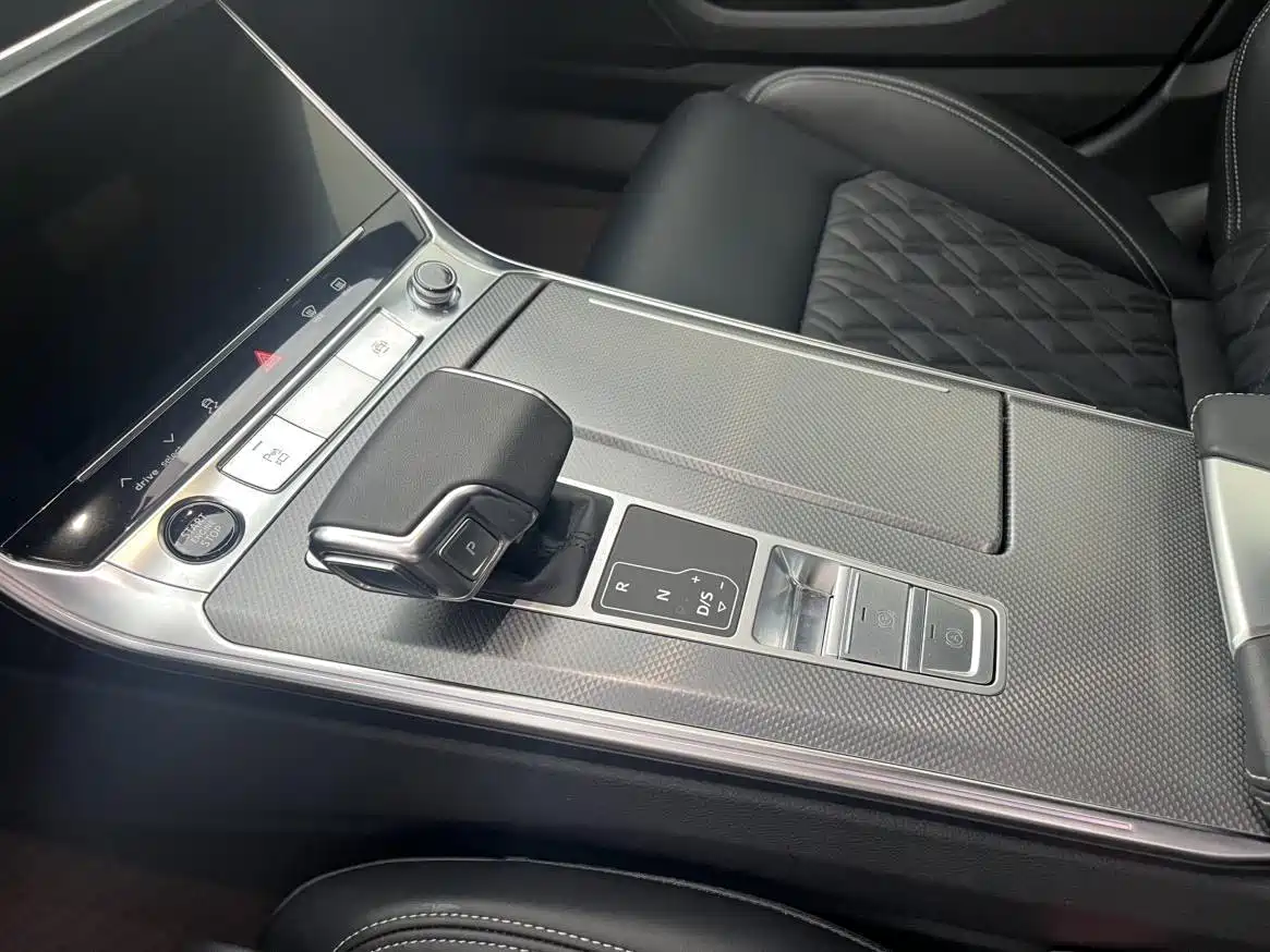 Фото 10 - Audi A6L