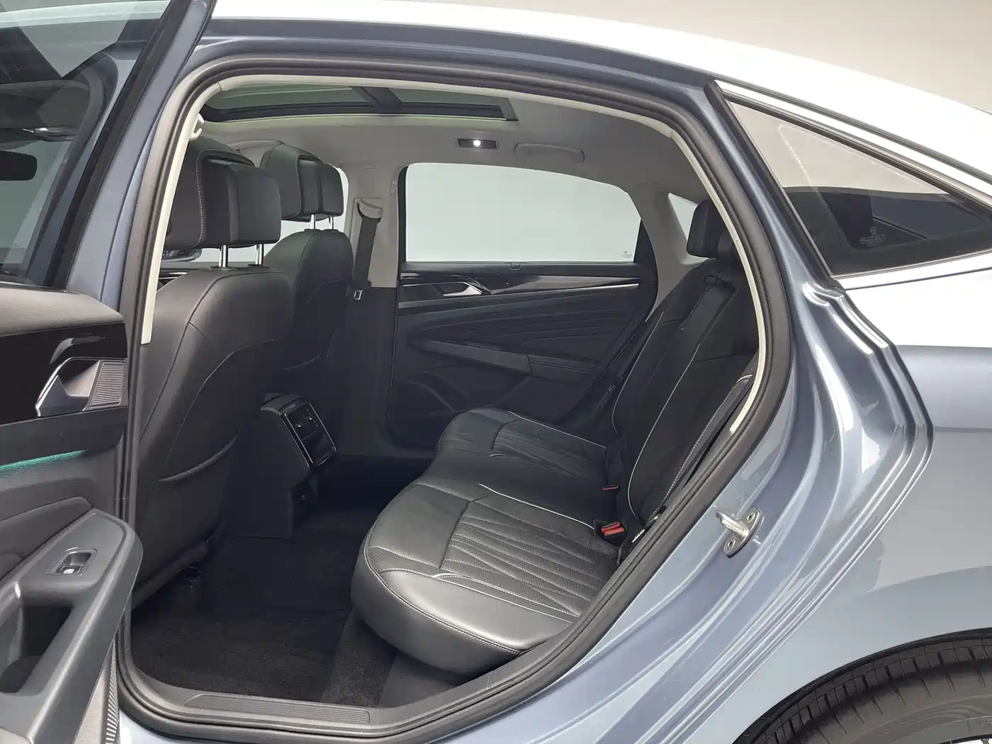 Volkswagen Passat 2022 330TSI Luxury Edition фото 8