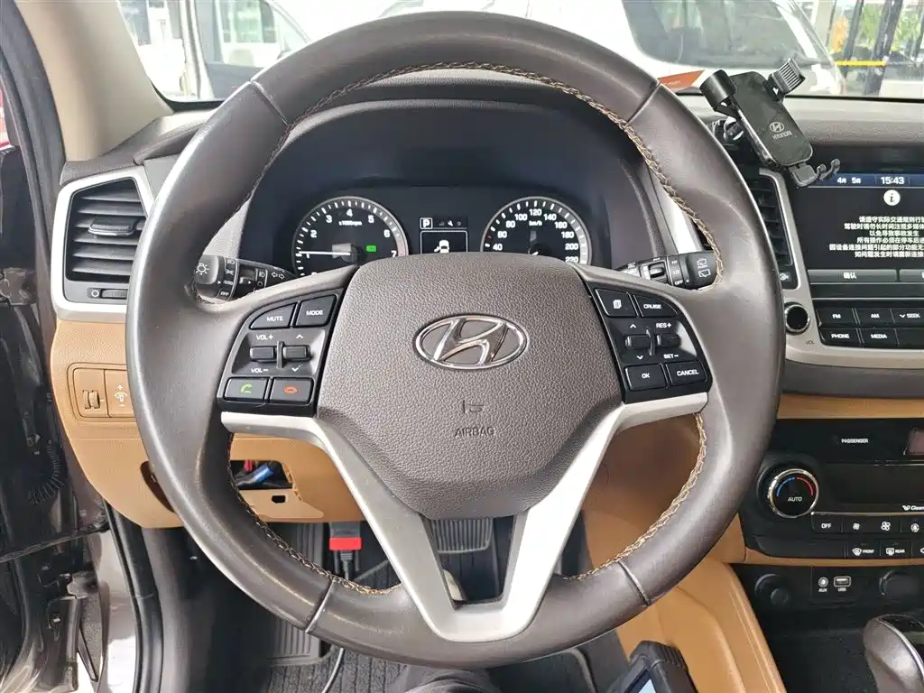 Hyundai Tucson 2015 1.6T Dual Clutch 2WD Leading фото 11