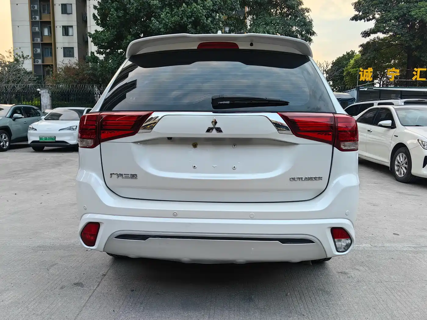 MITSUBISHI OUTLANDER