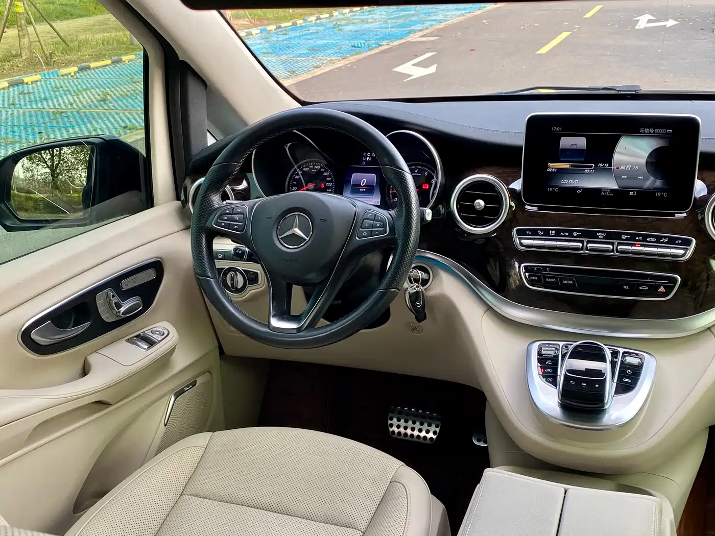 Mercedes-Benz V-Class 2017 Model V 260 L Premium Extended Edition фото 25