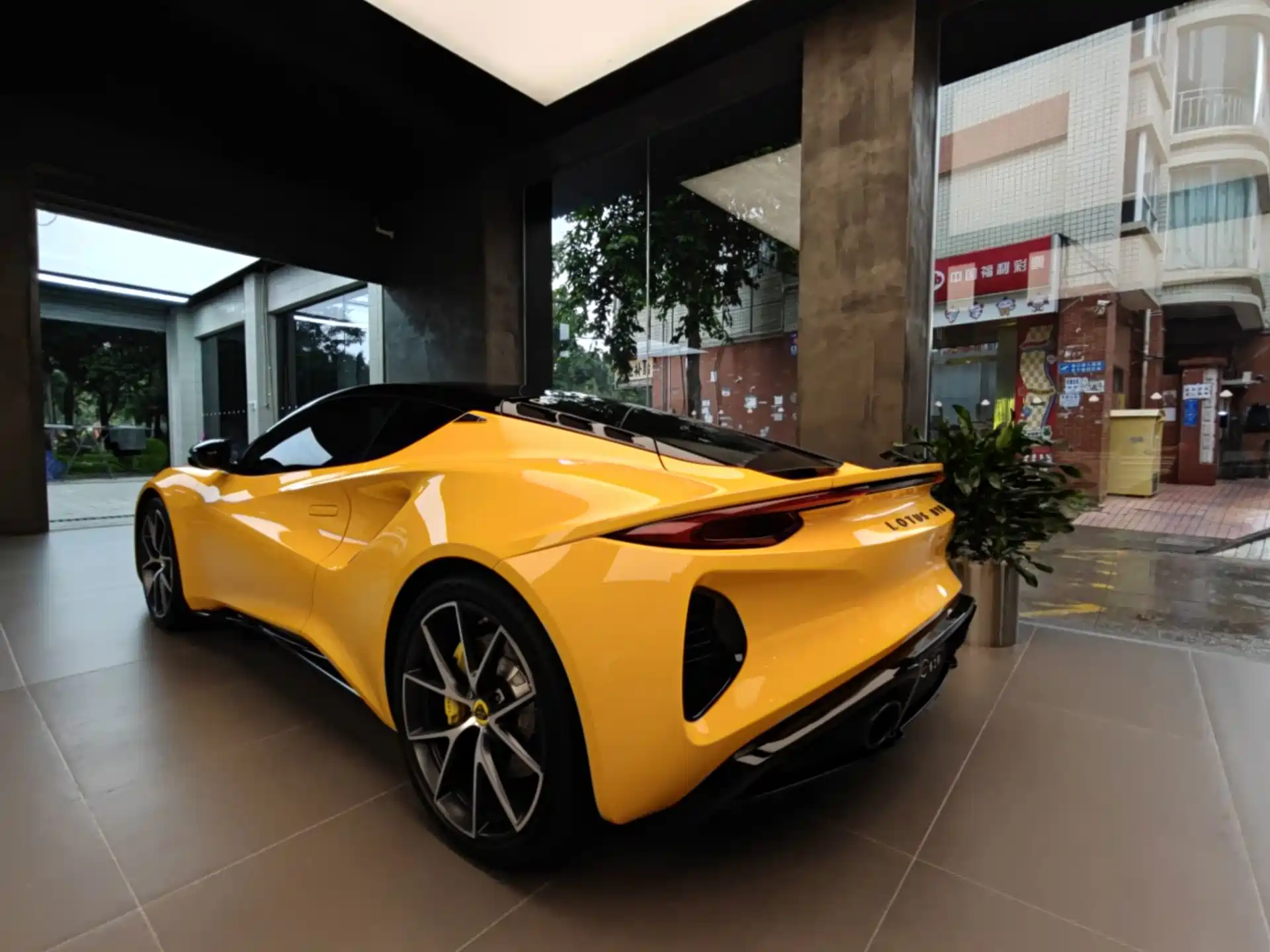 صورة 4 - Lotus EMIRA