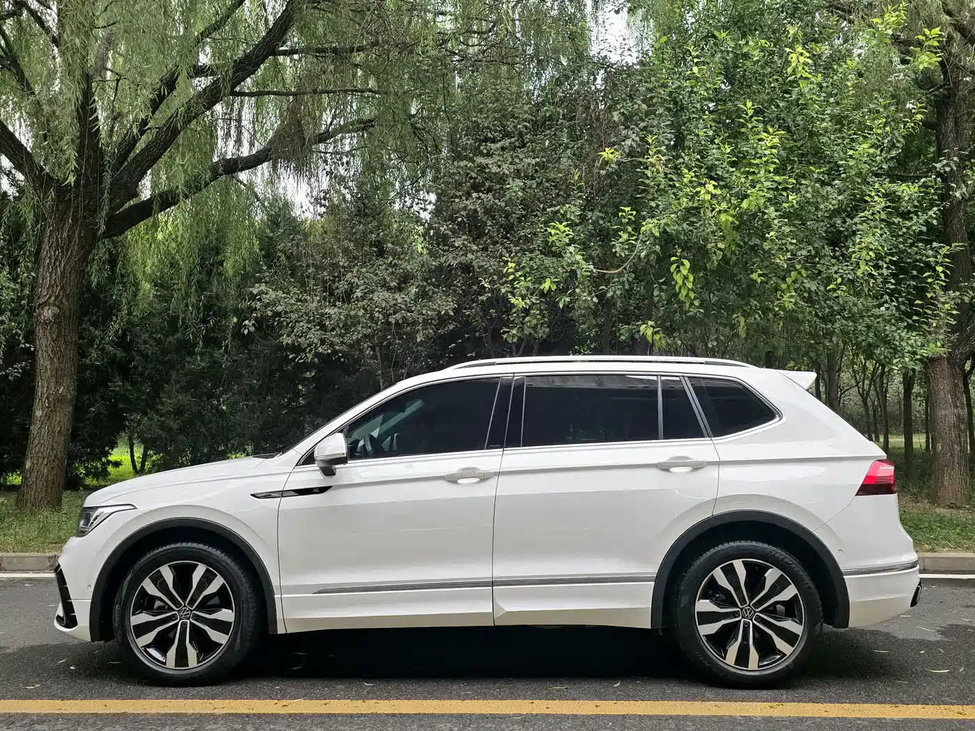 Volkswagen Tiguan L 2022 330TSI Auto 2WD R-Line Premium Edition фото 3