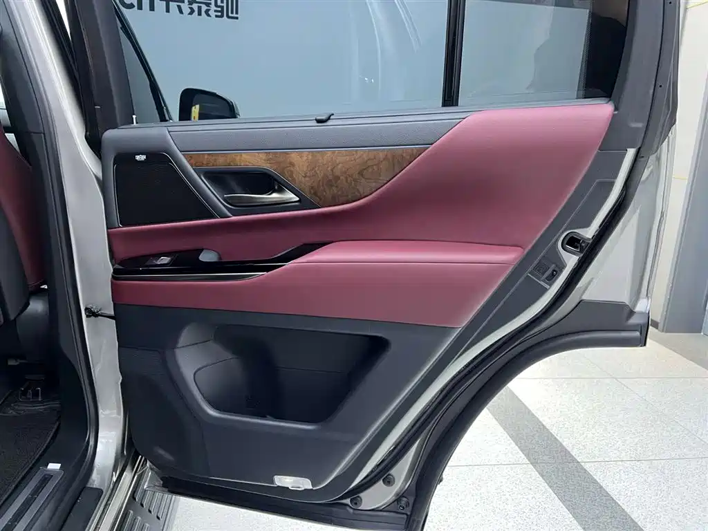 Lexus LX 2025 700h Boundary Edition фото 25