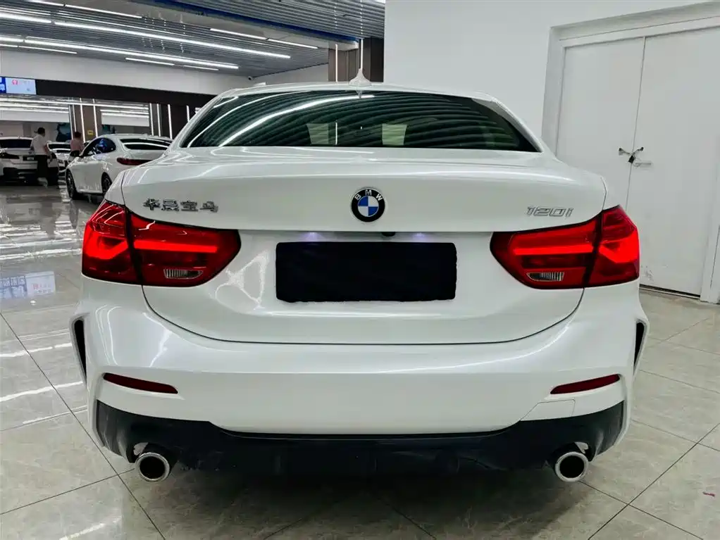 BMW 1 Series 2021 120i M Sport Shadow Edition фото 8