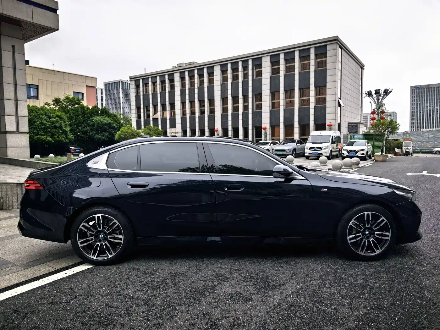 BMW 5 Series 2024 530Li Leading M Sport Package фото 4