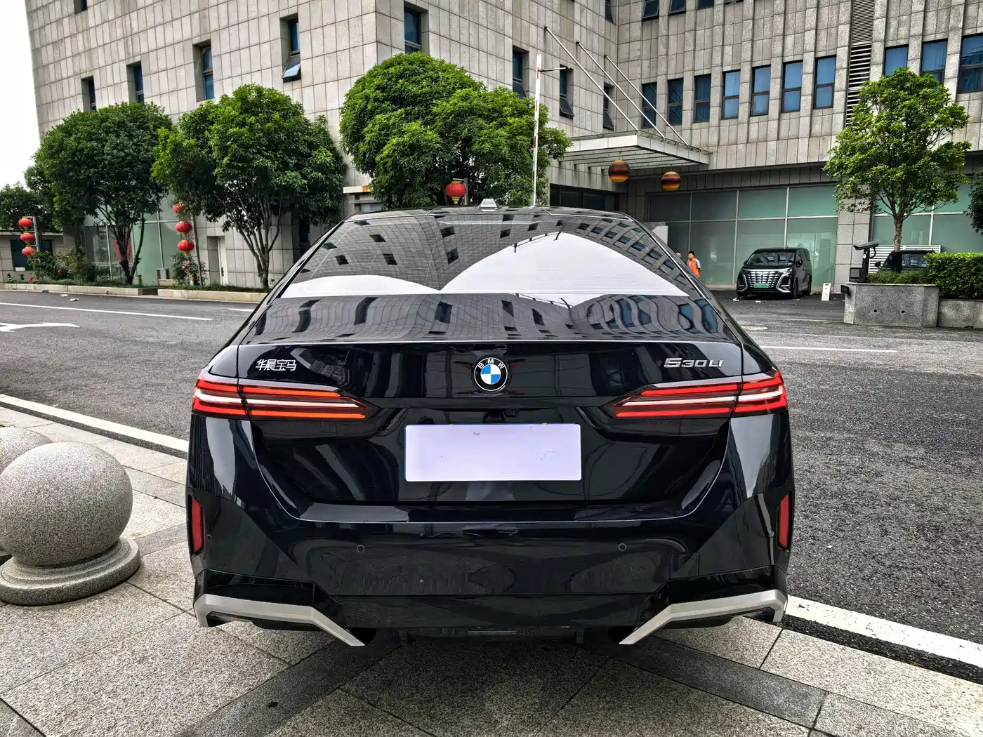 BMW 5 Series 2024 530Li Leading M Sport Package фото 6