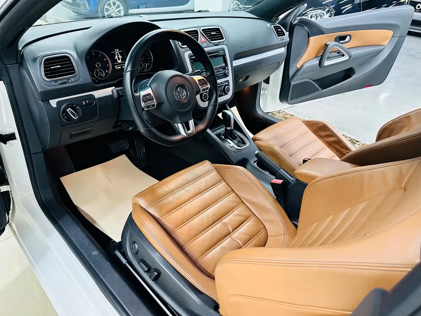 Volkswagen Scirocco 2010 2.0TSI Luxury Edition фото 16