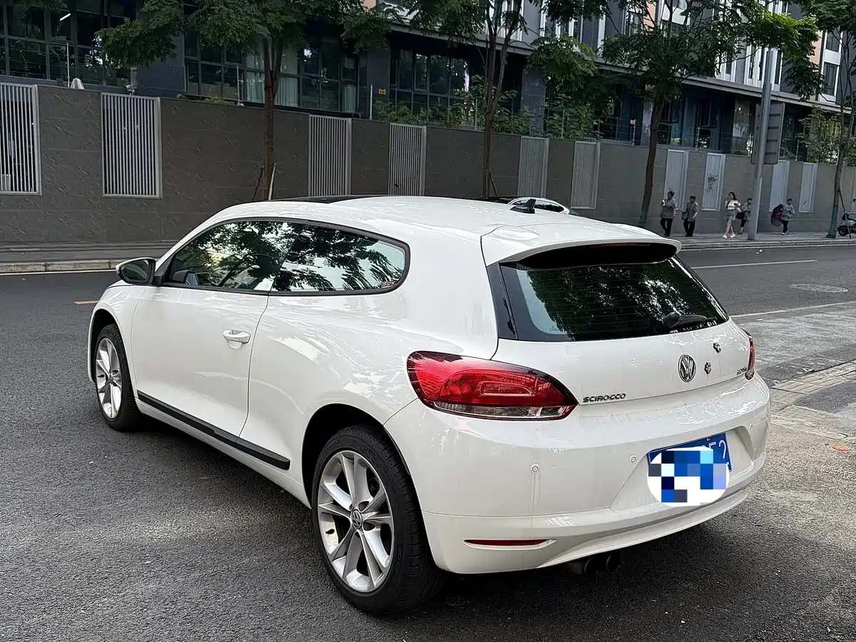 Volkswagen Scirocco 2011 2.0TSI Luxury фото 7