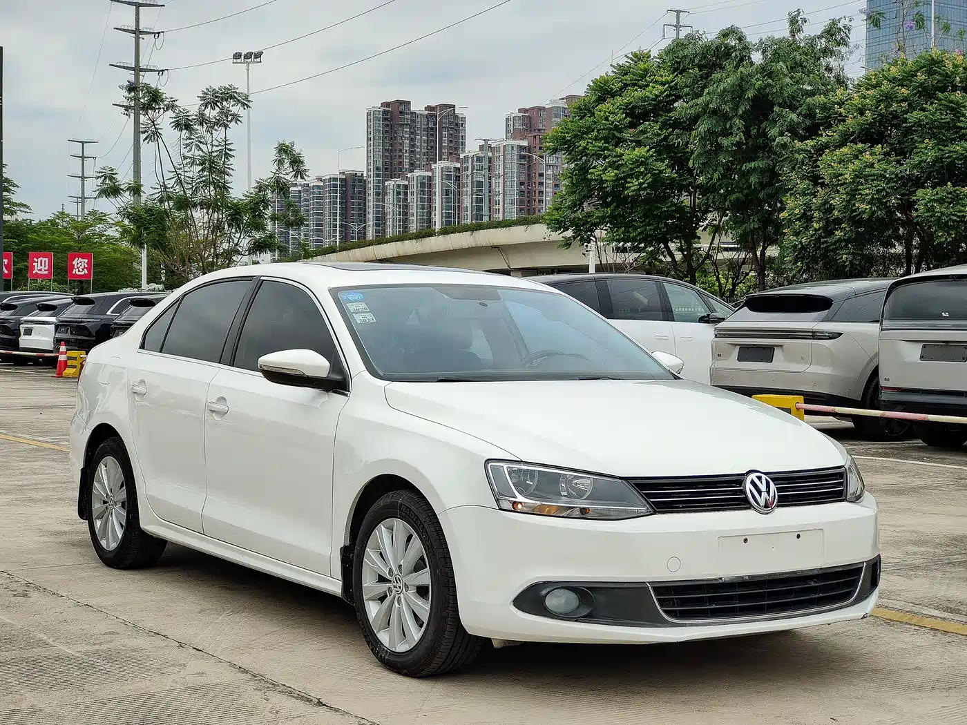 Volkswagen Sagitar 2014 1.6L Automatic Comfort фото 3