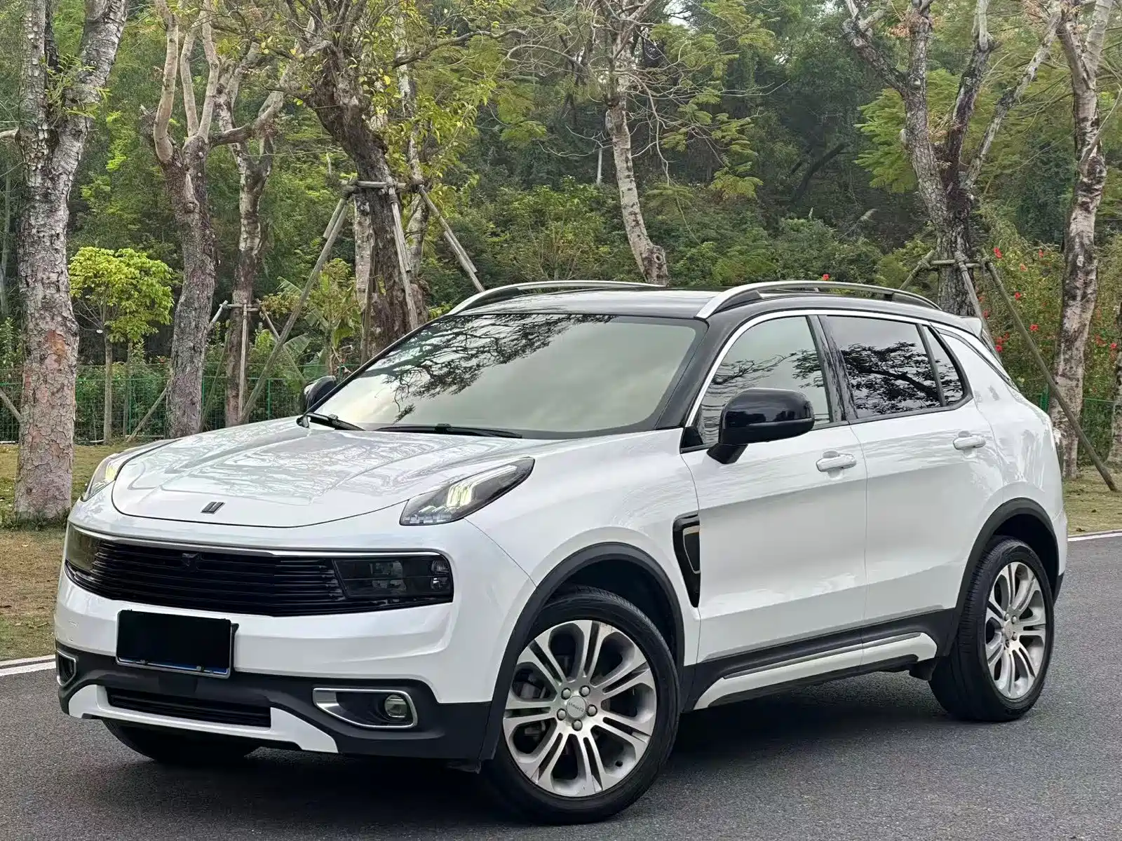 Фото 1 - Lynk & Co 01