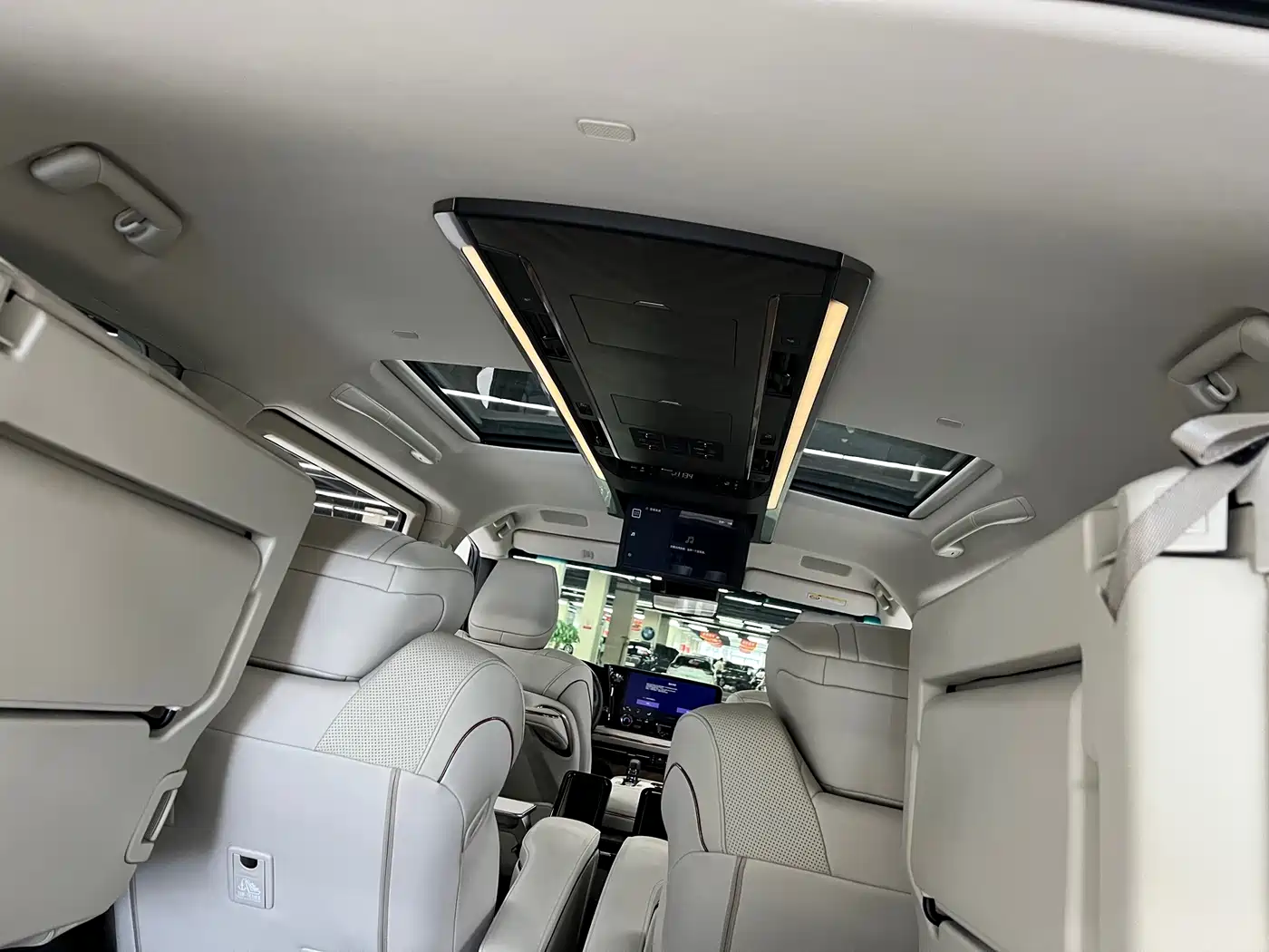 Lexus LM 2025 Model 500h Six-Seater Prestige Edition фото 9