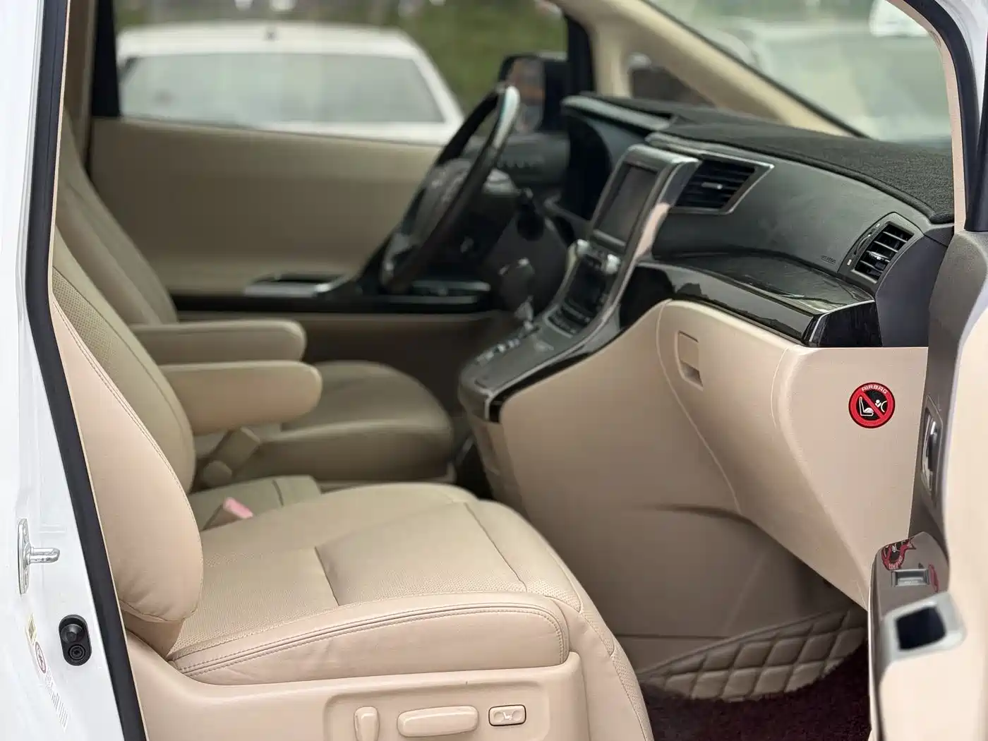 Toyota Alphard фото 8