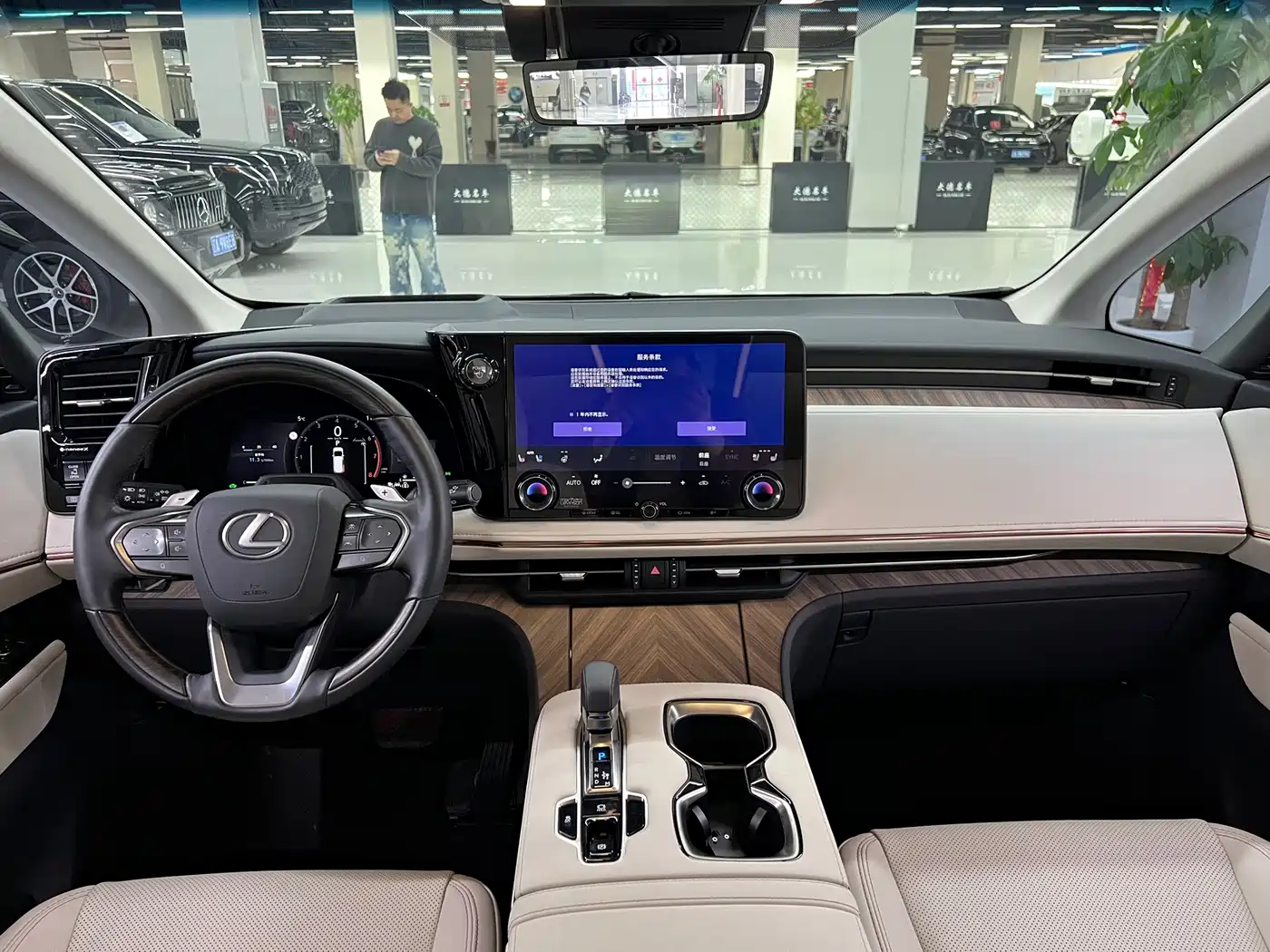 Lexus LM 2025 Model 500h Six-Seater Prestige Edition фото 17